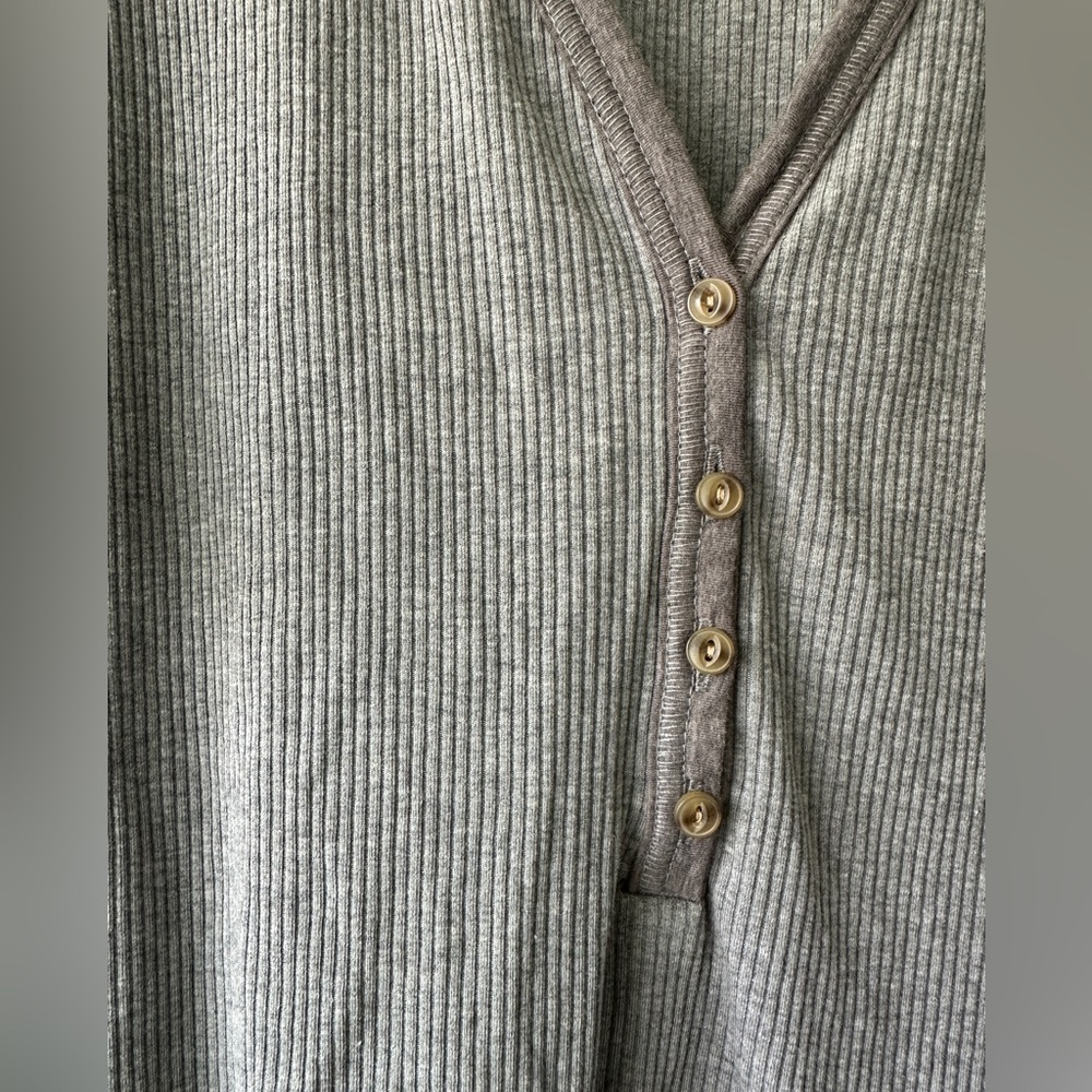 New Old Navy Womens‎ Gray Ribbed Long Sleeve Henley V Neck Button Top NWOT - Picture 3 of 5